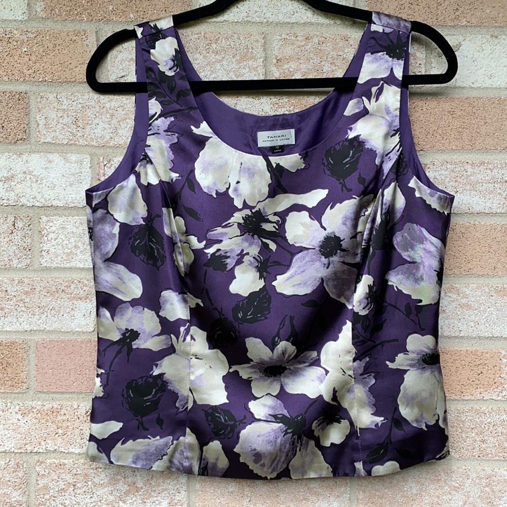 Tahari sleeveless. Poly, spandex. Top-hem: 20.5”